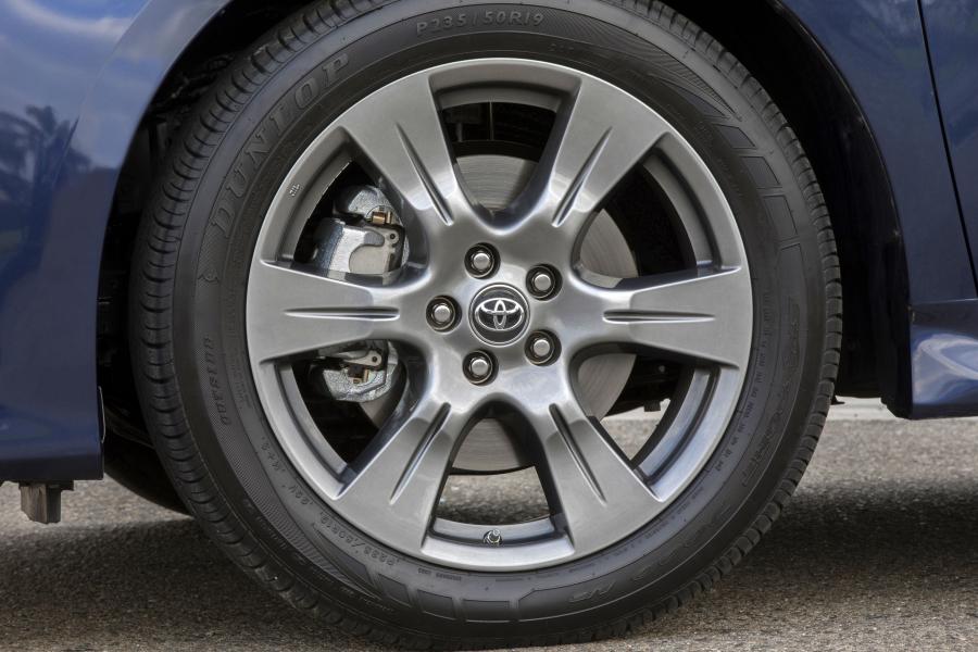 Колеса Toyota Sienna SE (XL30) 2017 года  (фото 13 из 34)